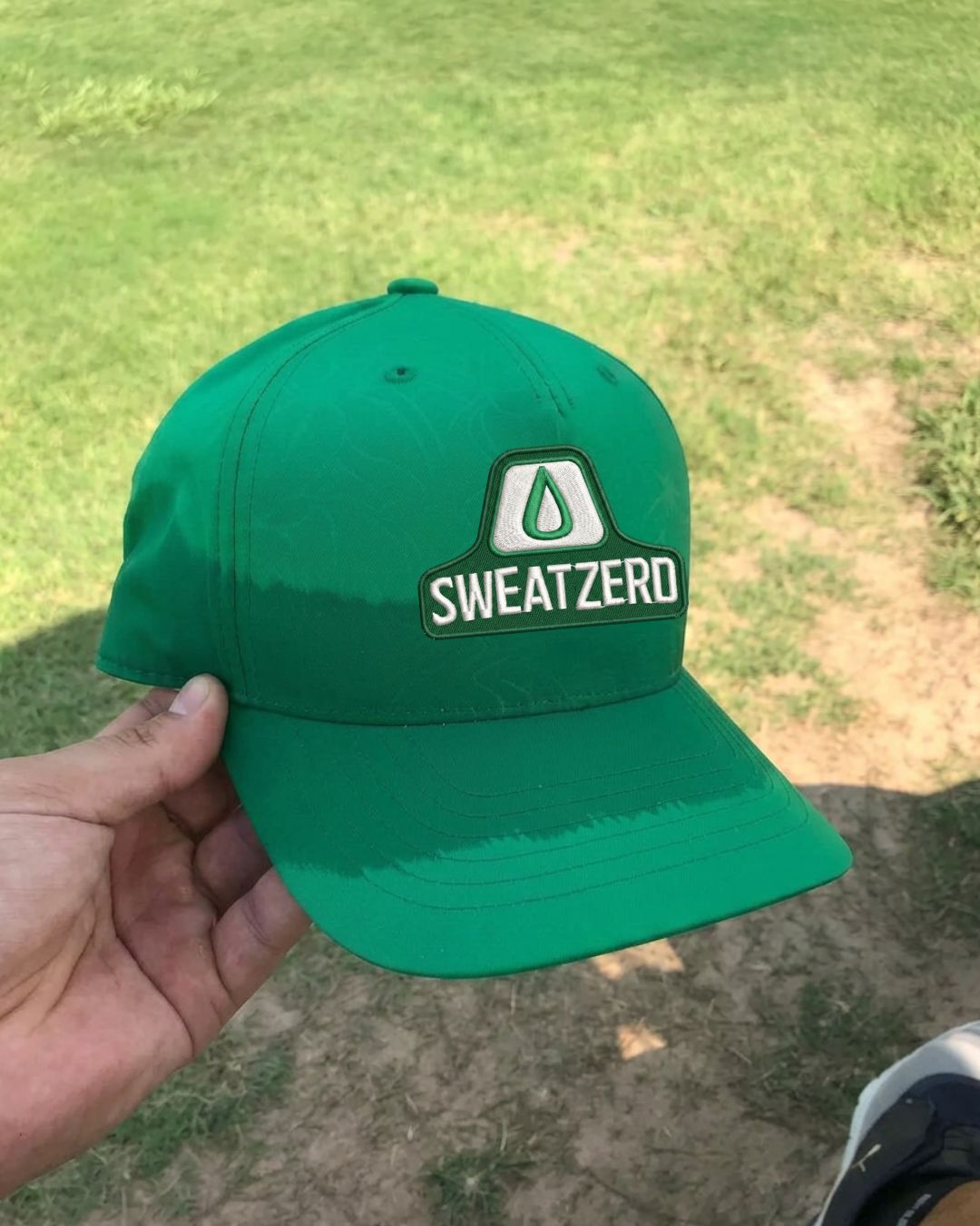 Gorra deportiva empapada de sudor